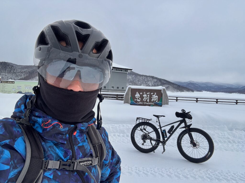 静寂のダム，雪の轍．ファットバイクと過ごす真冬の休日