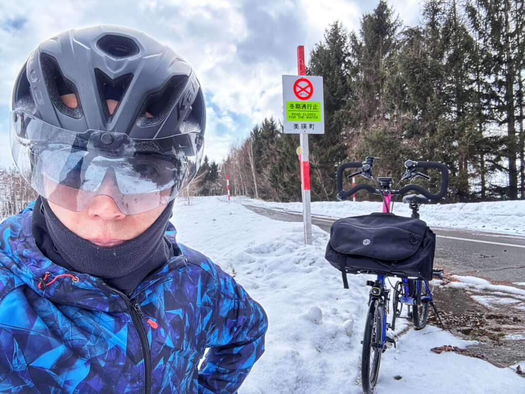 残雪の丘，独り占め．BROMPTON P Lineと巡る春待つ美瑛